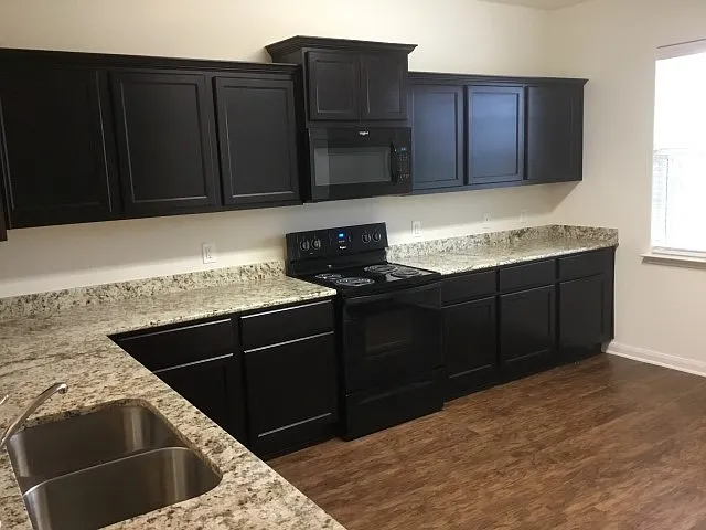 5 bed, 2.5 bath, 2996 sqft, $2,660 — Photo 2