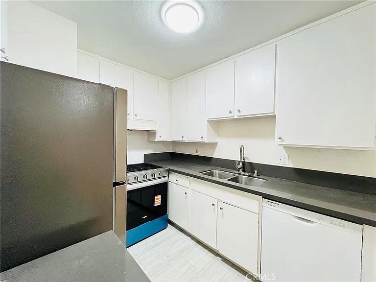 1001 W Macarthur Blvd — Photo 9