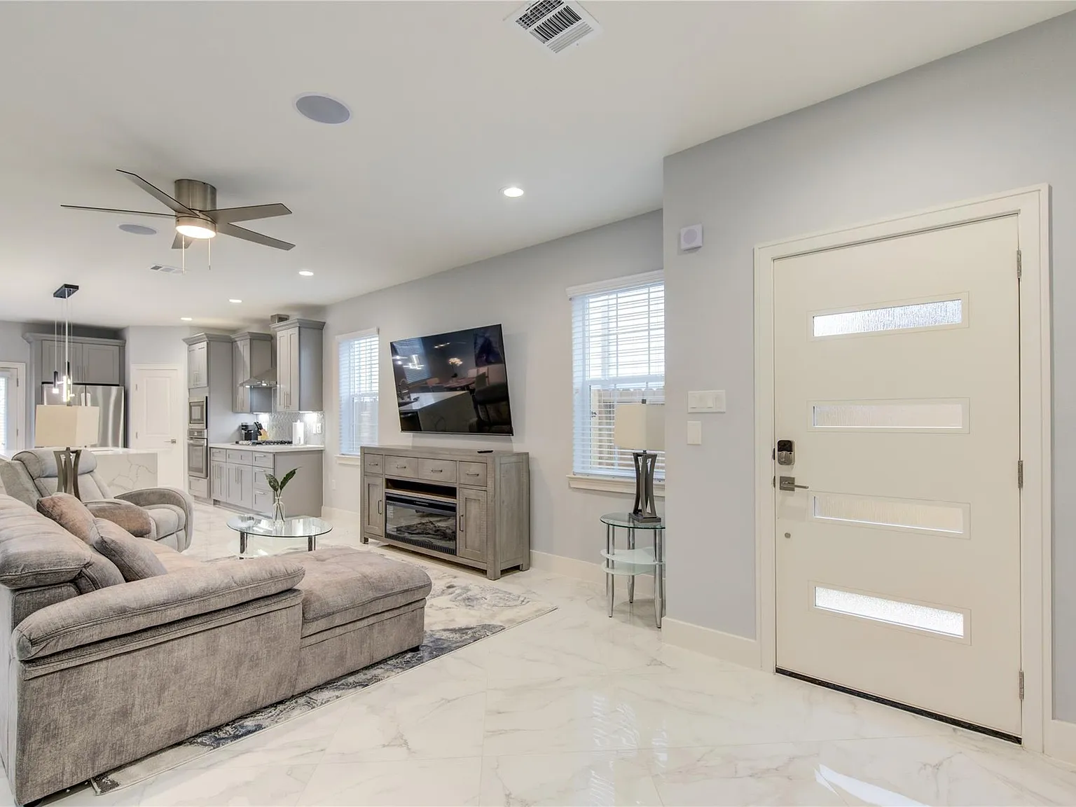 4 bed, 2.5 bath, 1970 sqft, $3,000 — Photo 4