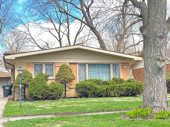 3rd image of 911 W Terrace Dr