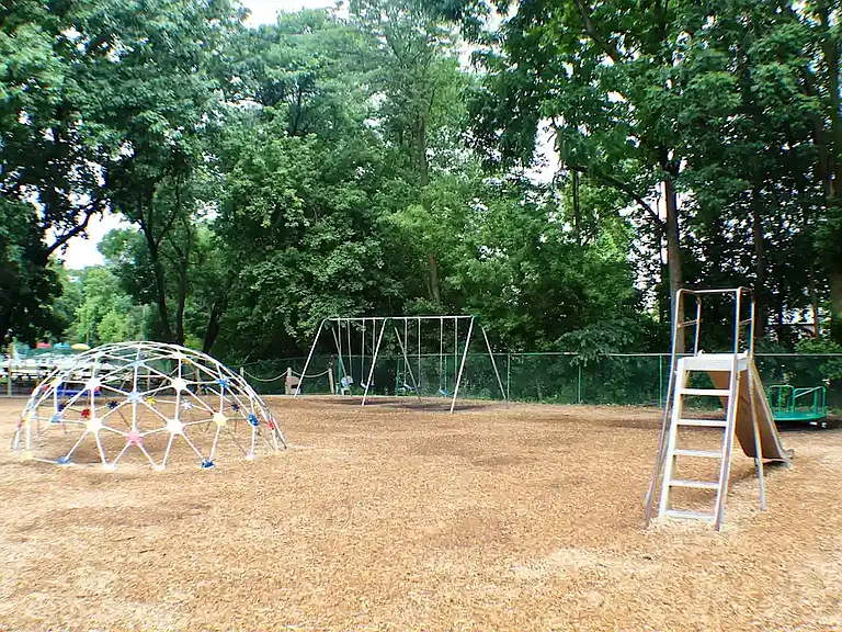 Parkview Court Apartments — Photo 9