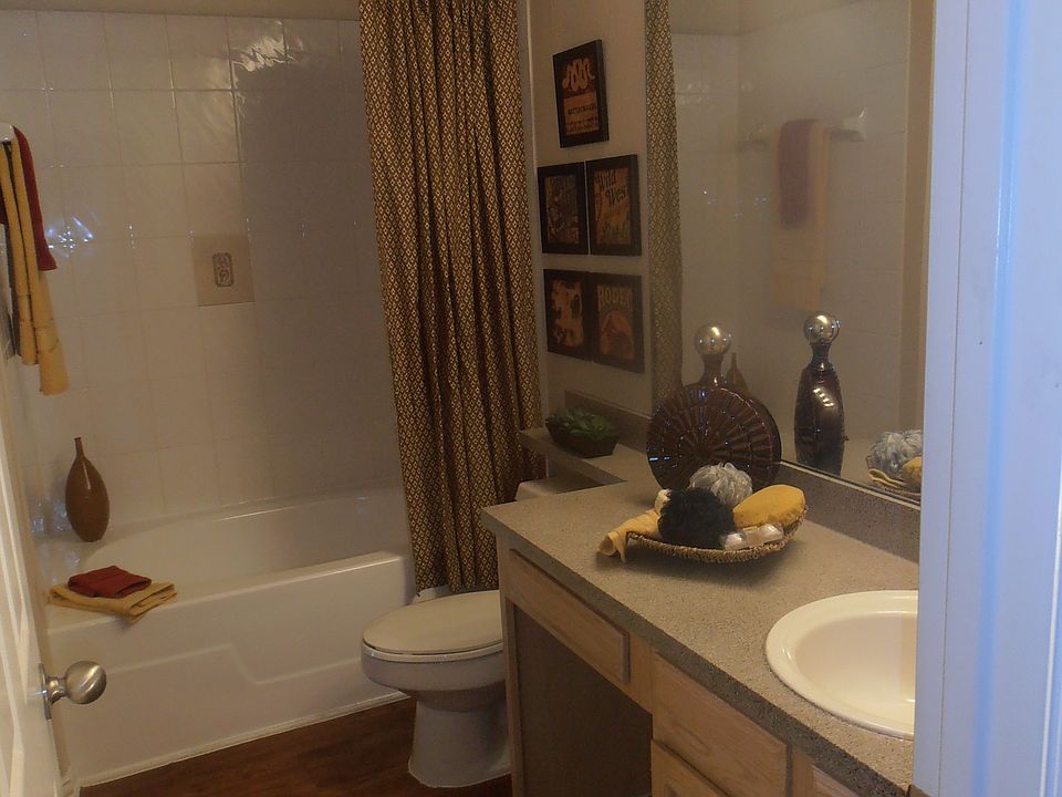 Seated Vanity, Garden Tub