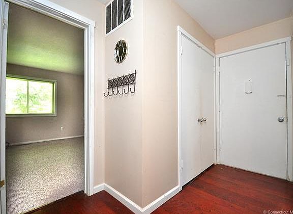 5th image of 5 Carriage Dr #1