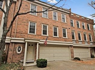 18 Landmark, Northfield, IL 60093