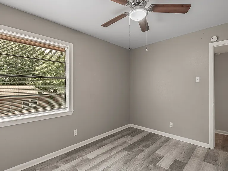 818 University Ave — Photo 17