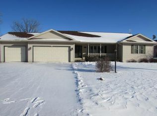 1420 Willow Springs Rd, Oshkosh, WI 54904