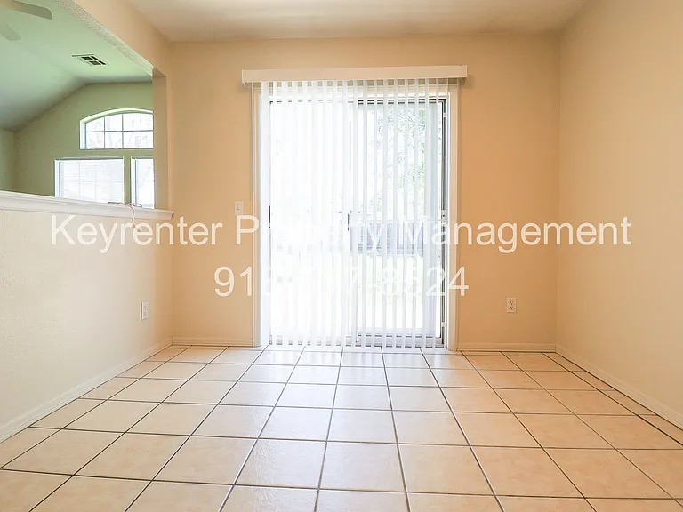 318 E Will Rogers Blvd — Photo 9