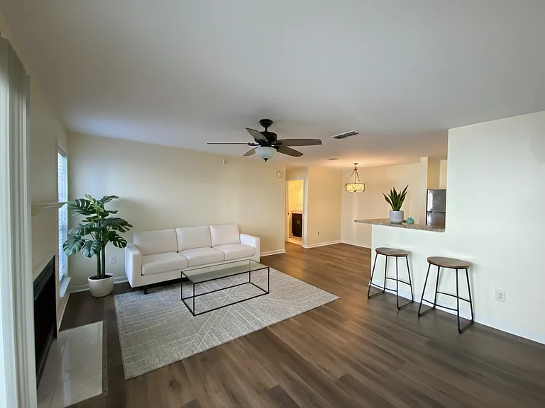 635 Granville Ct — Photo 2