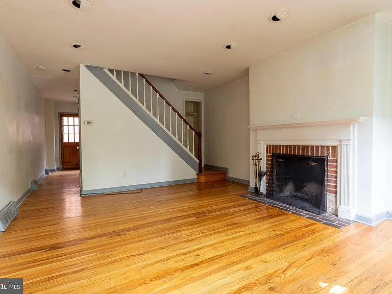 404 S Croskey St #A — Photo 1