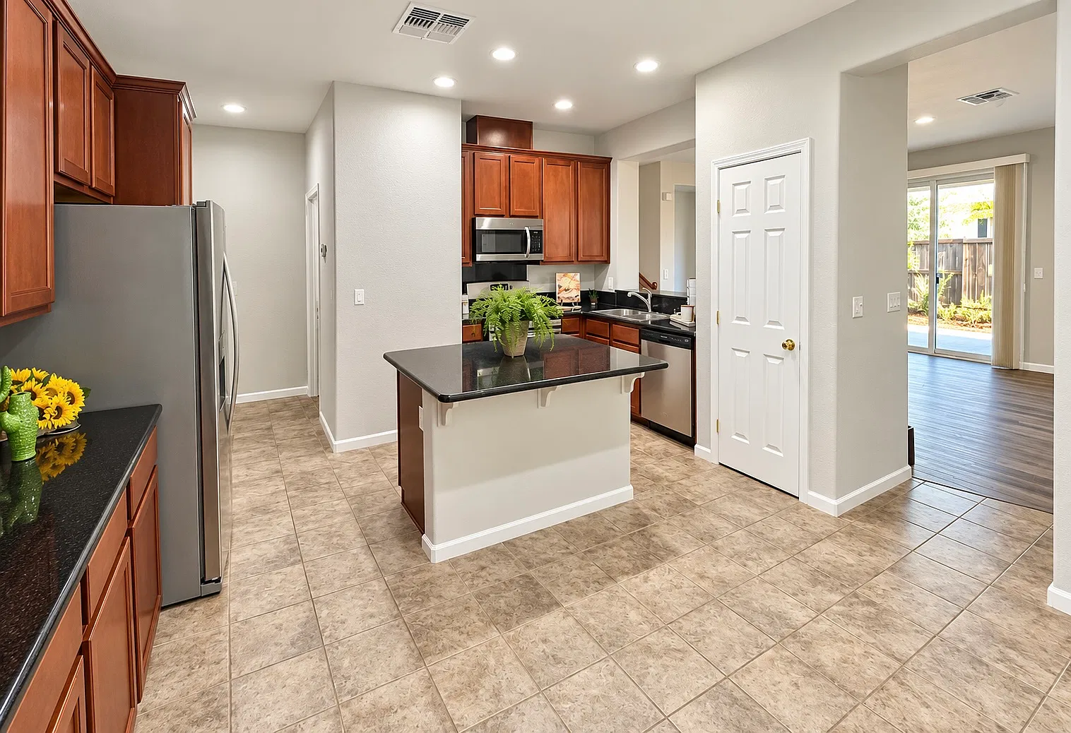 3 bed, 2.5 bath, 1432 sqft, $2,650 — Photo 2