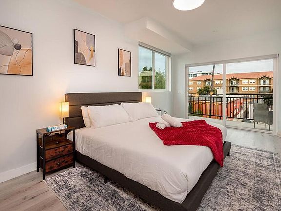 2nd image of 917 S Berendo St #401