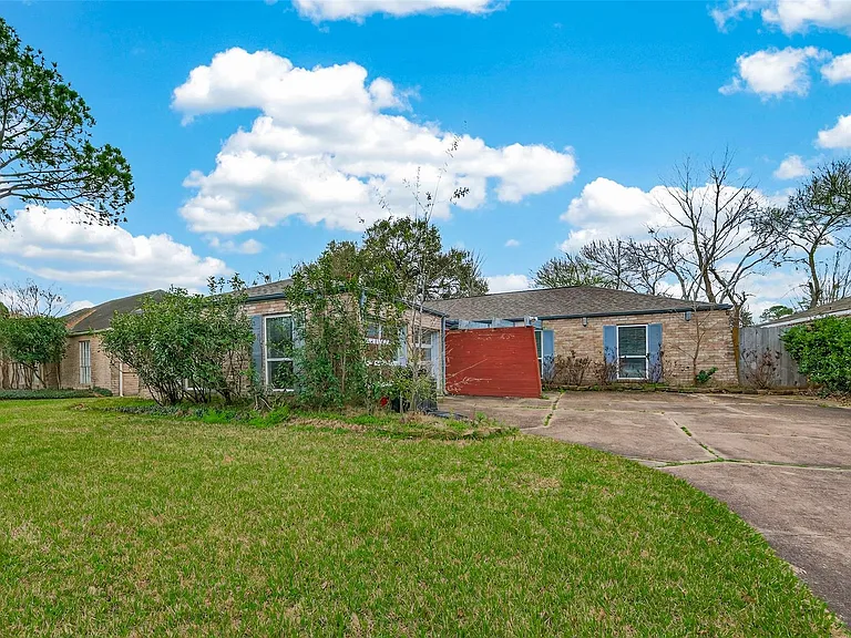 2130 Round Lake Dr — Photo 7