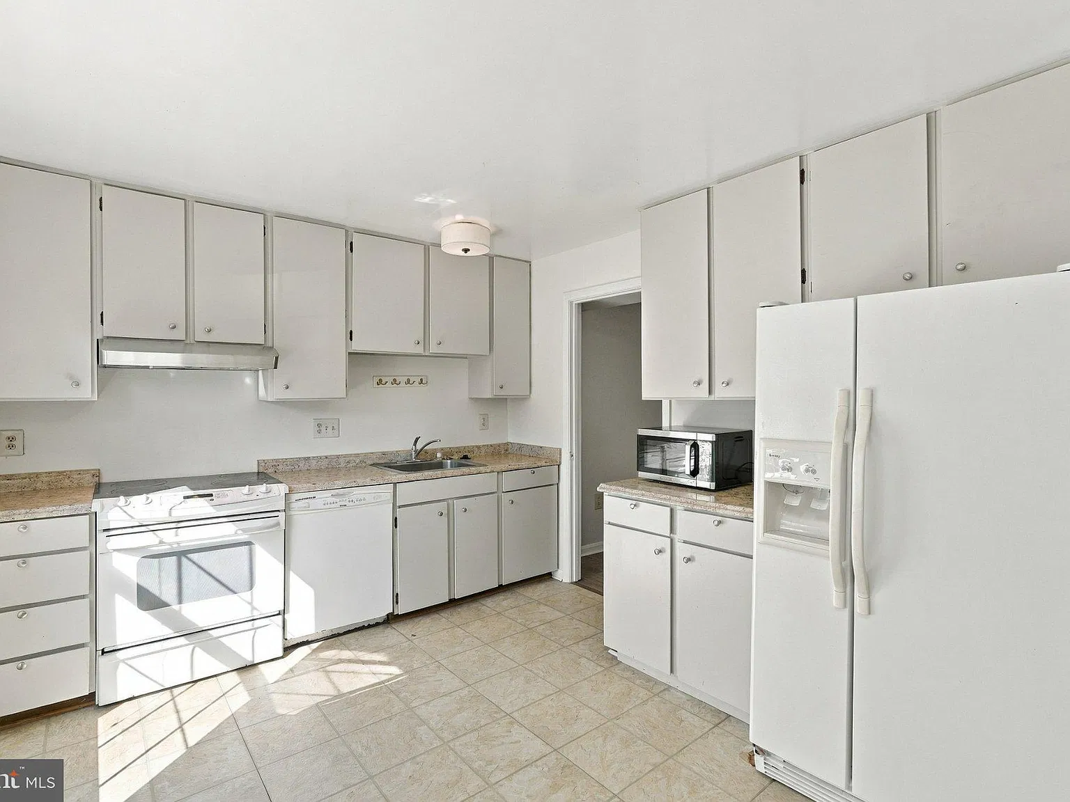 3 bed, 4.0 bath, 1720 sqft, $2,900 — Photo 4