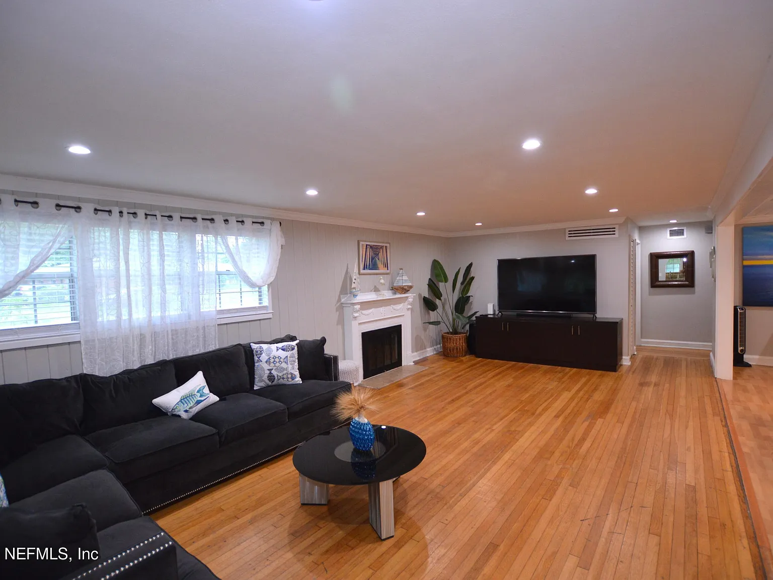 3 bed, 2.0 bath, 1787 sqft, $2,300 — Photo 3