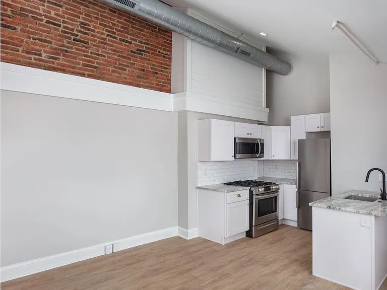 1733 Pine St #302 — Photo 5