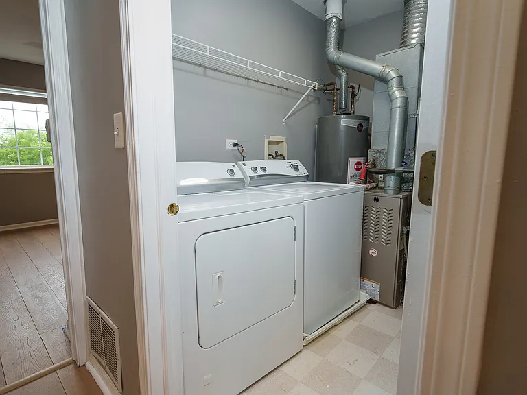 1039 Woodview Ct — Photo 8