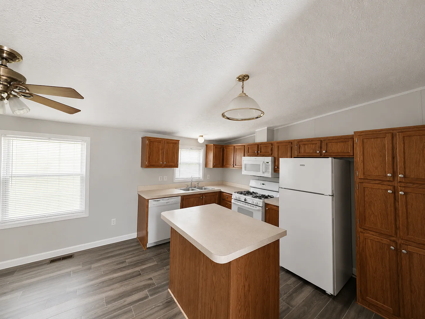 3 bed, 1056 sqft, $1,249 — Photo 3