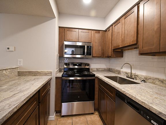 3rd image of 2113 N Woodlawn Ave APT A