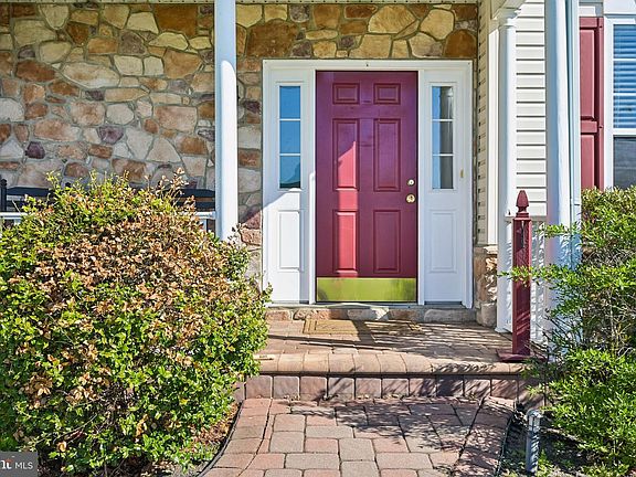 3rd image of 404 Country Edge Cir