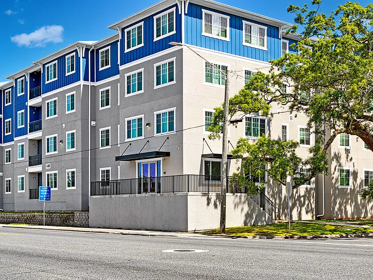 Vista 17 at Cervantes — Photo 3
