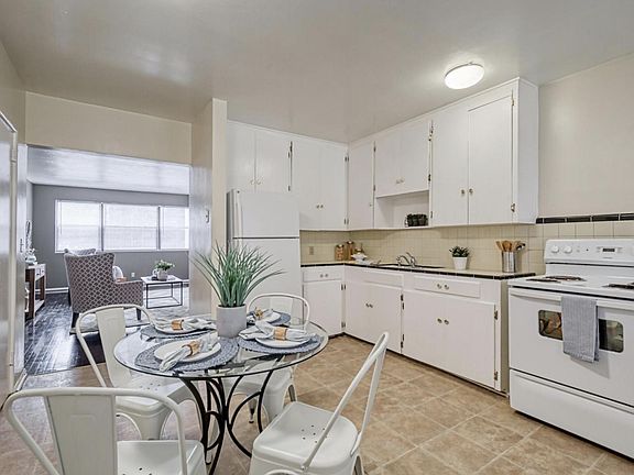 3rd image of 3114 Belden Cir #1