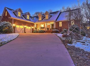 1008 Willows Trace Dr, Johnson City, TN 37601