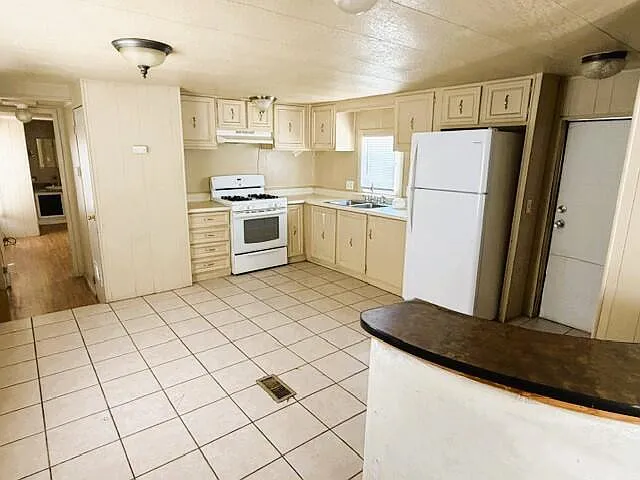 702 N State St — Photo 4