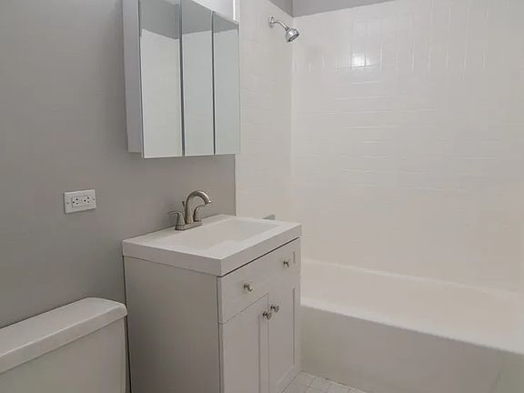 4th image of 1942 N Lincoln Ave APT 2R