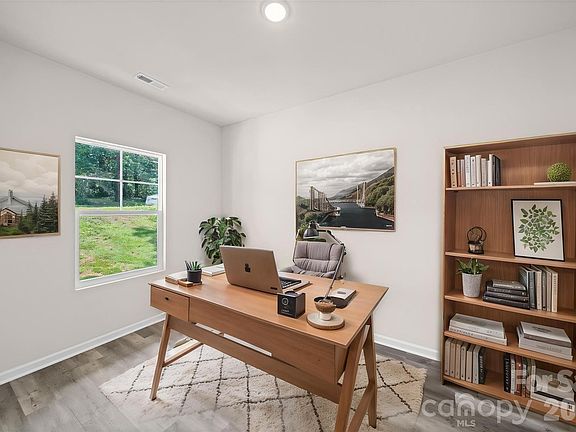 3rd image of 470 Woodberry Dr