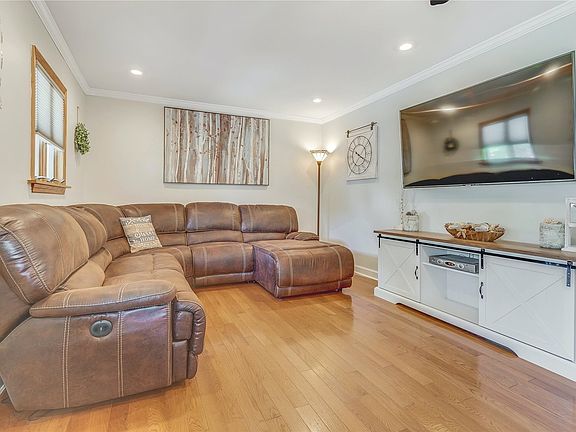 4th image of 32 Janet Dr