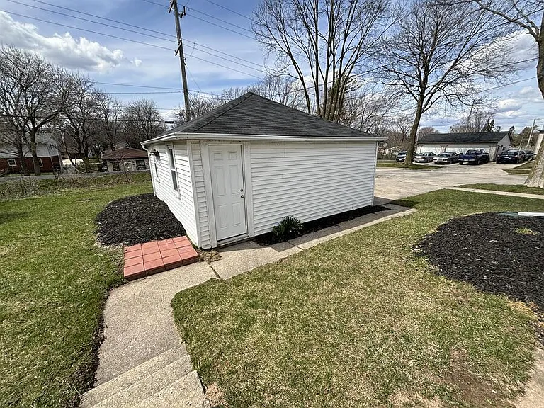 W63N399 Hillcrest Ave — Photo 21