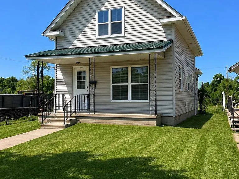 412 S Peach Ave — Photo 1