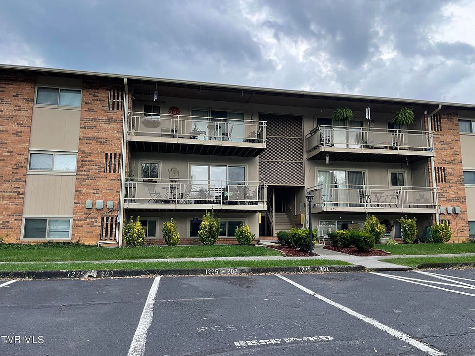 1st image of 1225 Carriage Cir APT 303
