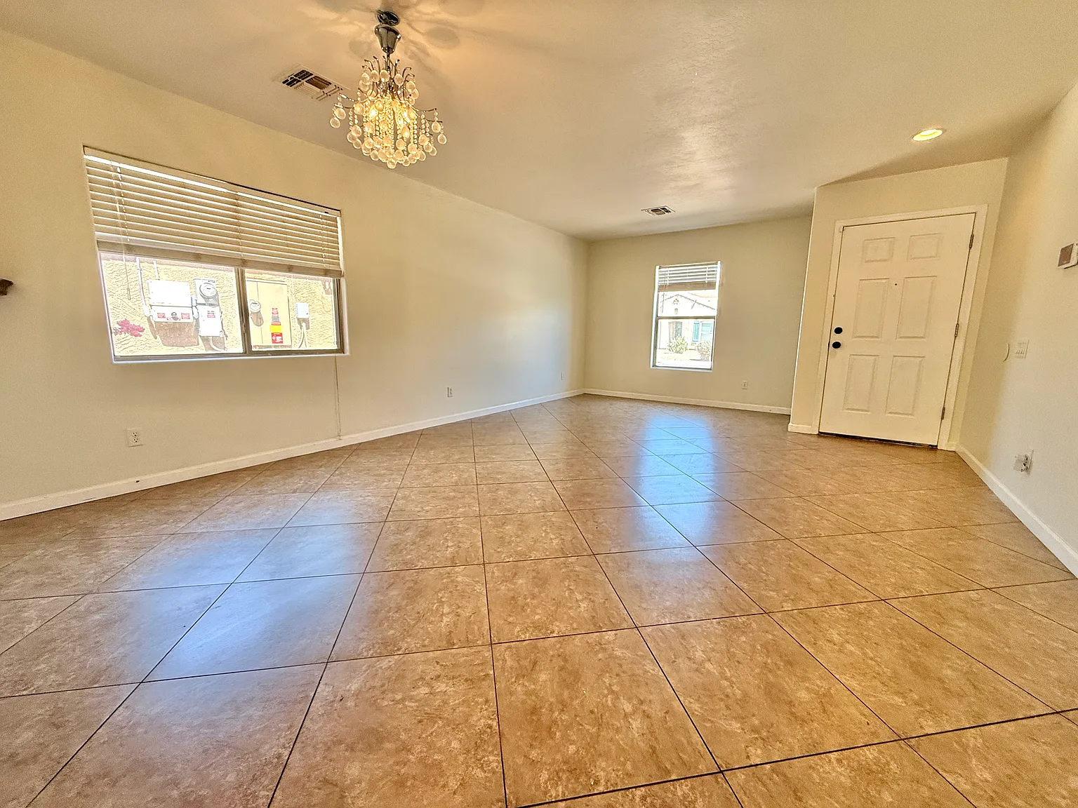 4 bed, 2.5 bath, 2275 sqft, $2,000 — Photo 4
