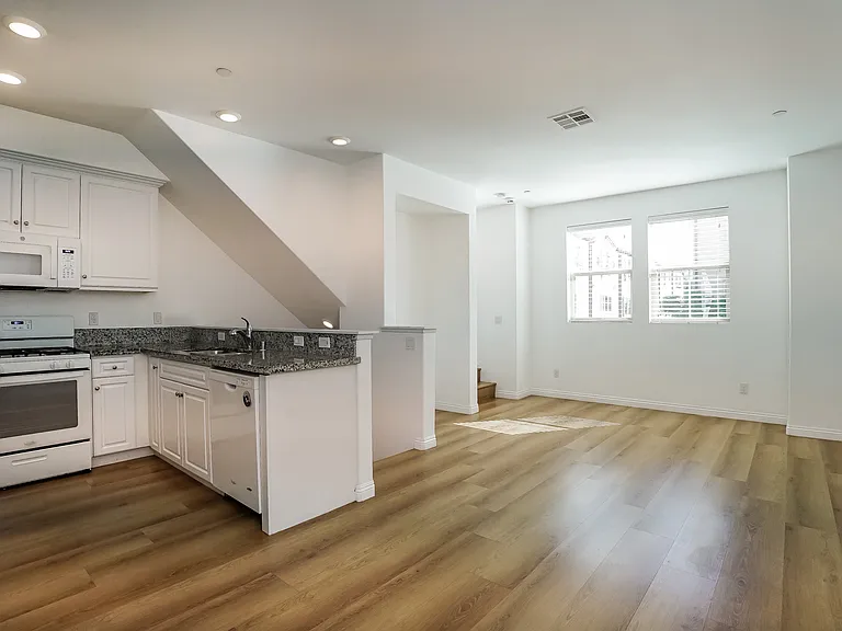 7235 N Cedar Rd — Photo 3