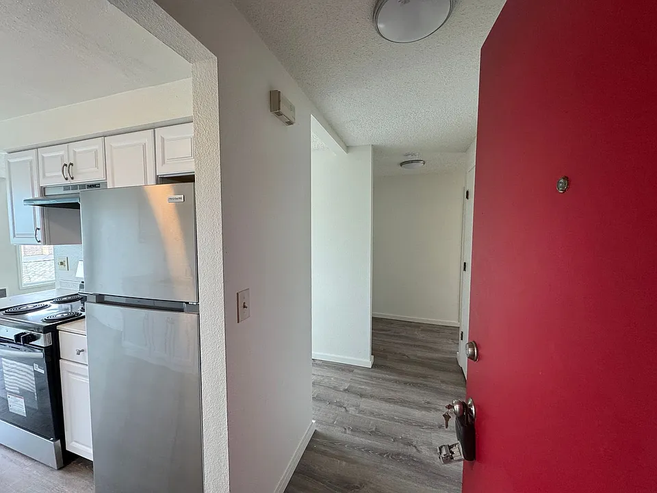 525 NW High St