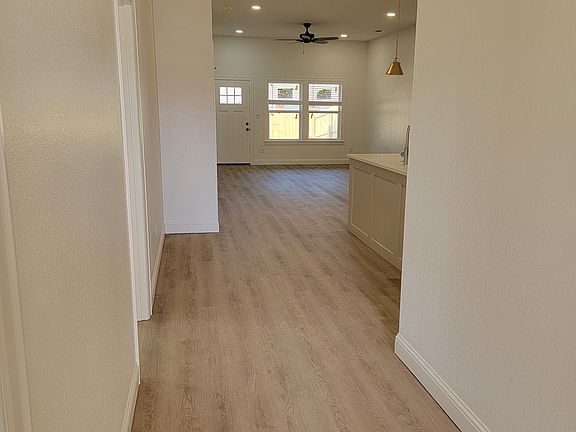 4th image of 203 Central Park Ct #B