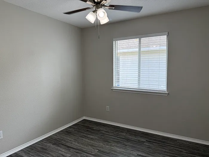 817 Live Oak Dr — Photo 10
