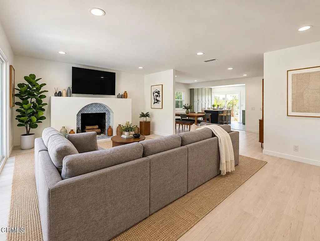 2 bed, 2.0 bath, 1591 sqft, $8,500 — Photo 3
