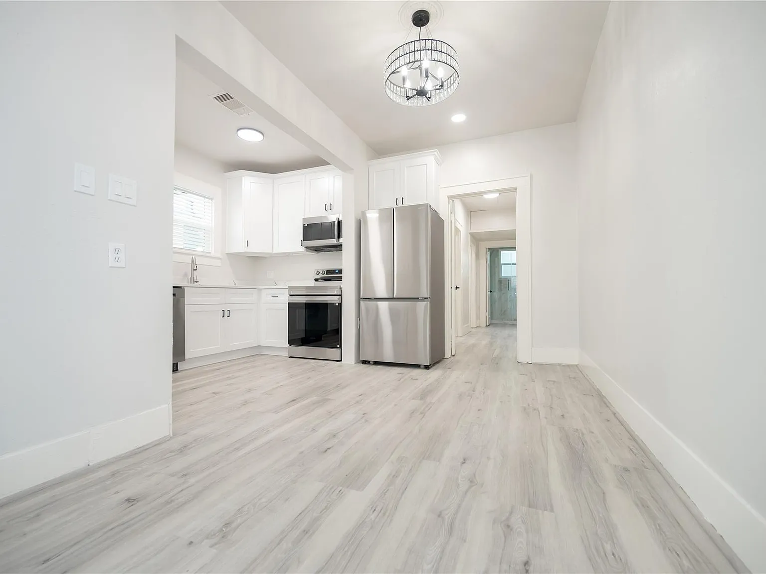 2 bed, 1.0 bath, 1472 sqft, $1,950 — Photo 3