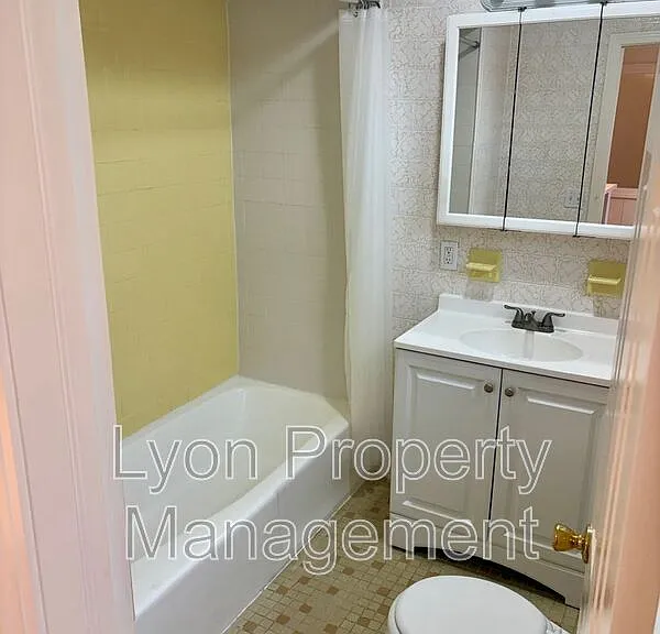 98 Anthony Ave #3R — Photo 11