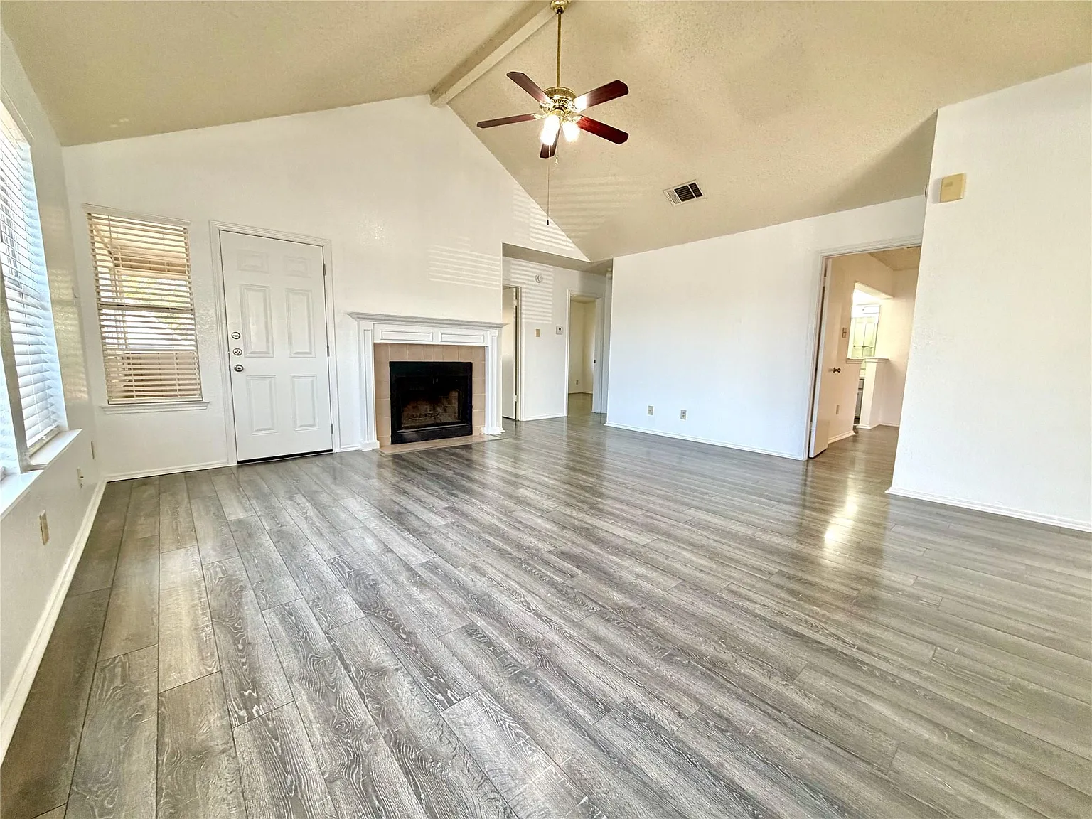 3 bed, 2.0 bath, 2330 sqft, $1,895 — Photo 4