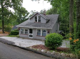 7 Roosevelt Ave, Oak Ridge, NJ 07438