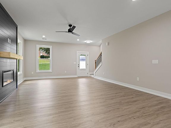 4th image of 8 Pinewood Dr