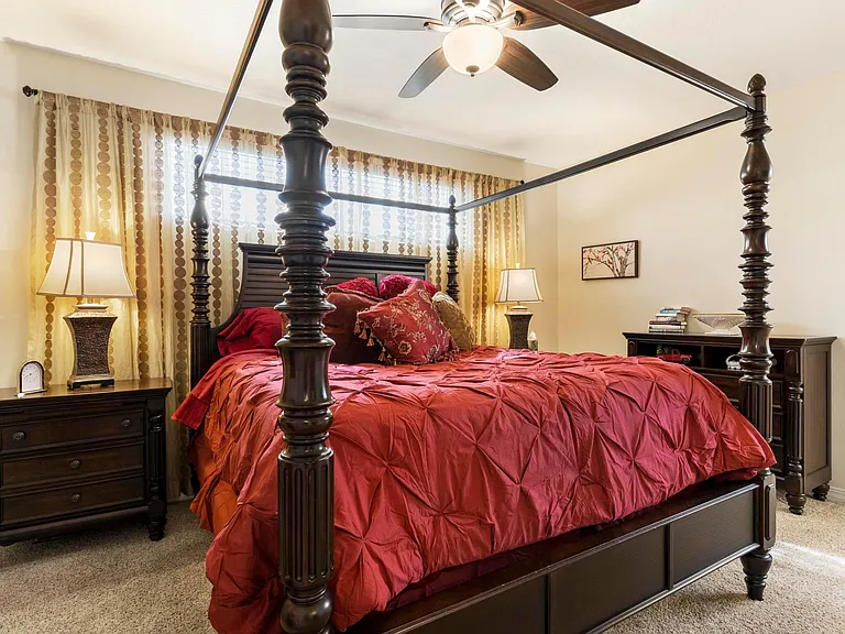 KING bed - MASTER EN SUIT with 5 piece master bathroom