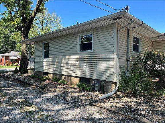 4th image of 824 Esther Ave