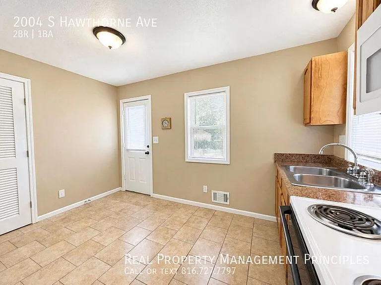 2004 S Hawthorne Ave — Photo 5