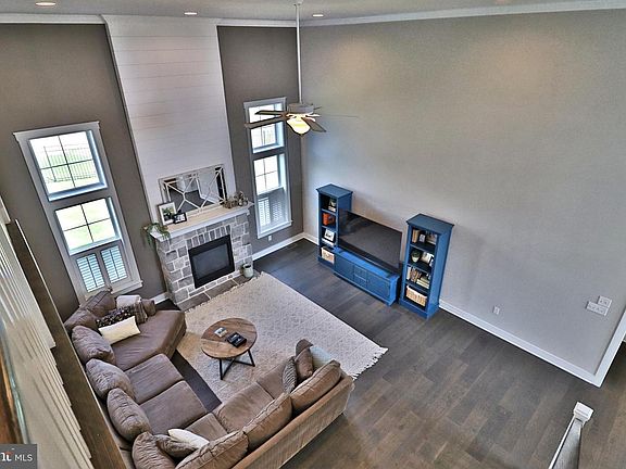 5th image of 1071 Valley Crossing Dr