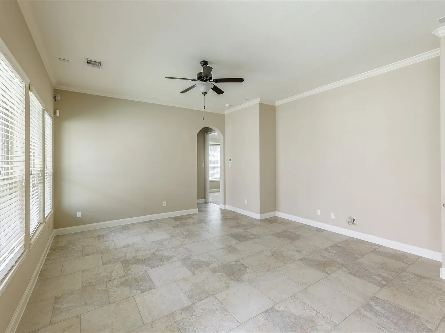 3 bed, 2.0 bath, 1764 sqft, $2,600 — Photo 4