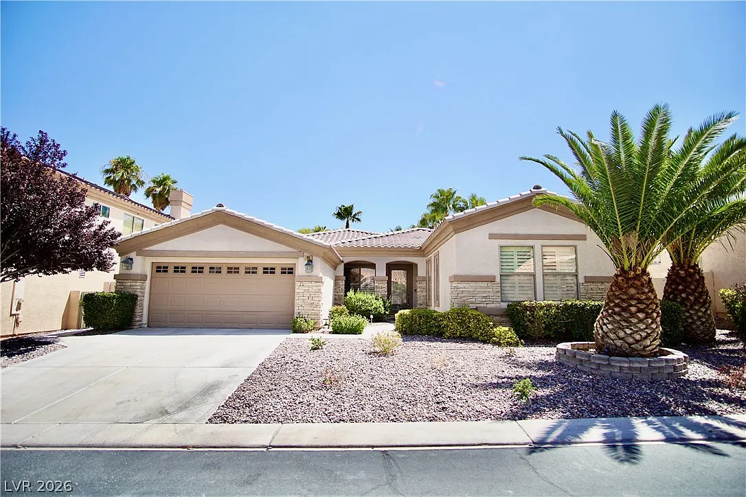 4 bed, 2.0 bath, 2428 sqft, $2,800 — Photo 1
